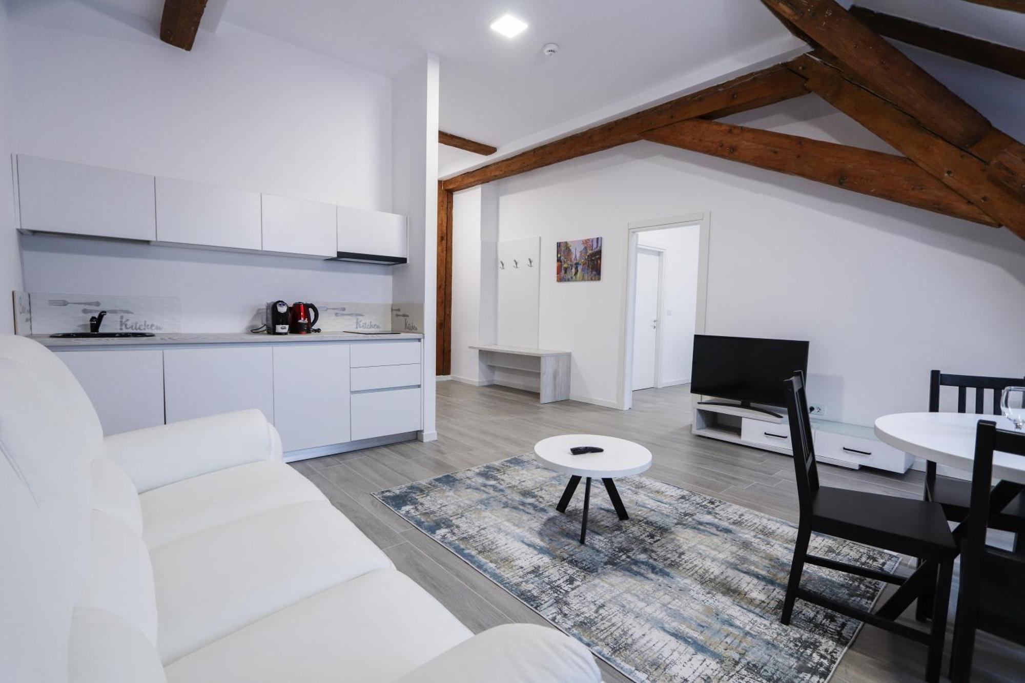 Palatul Lugoj Apartment Bagian luar foto