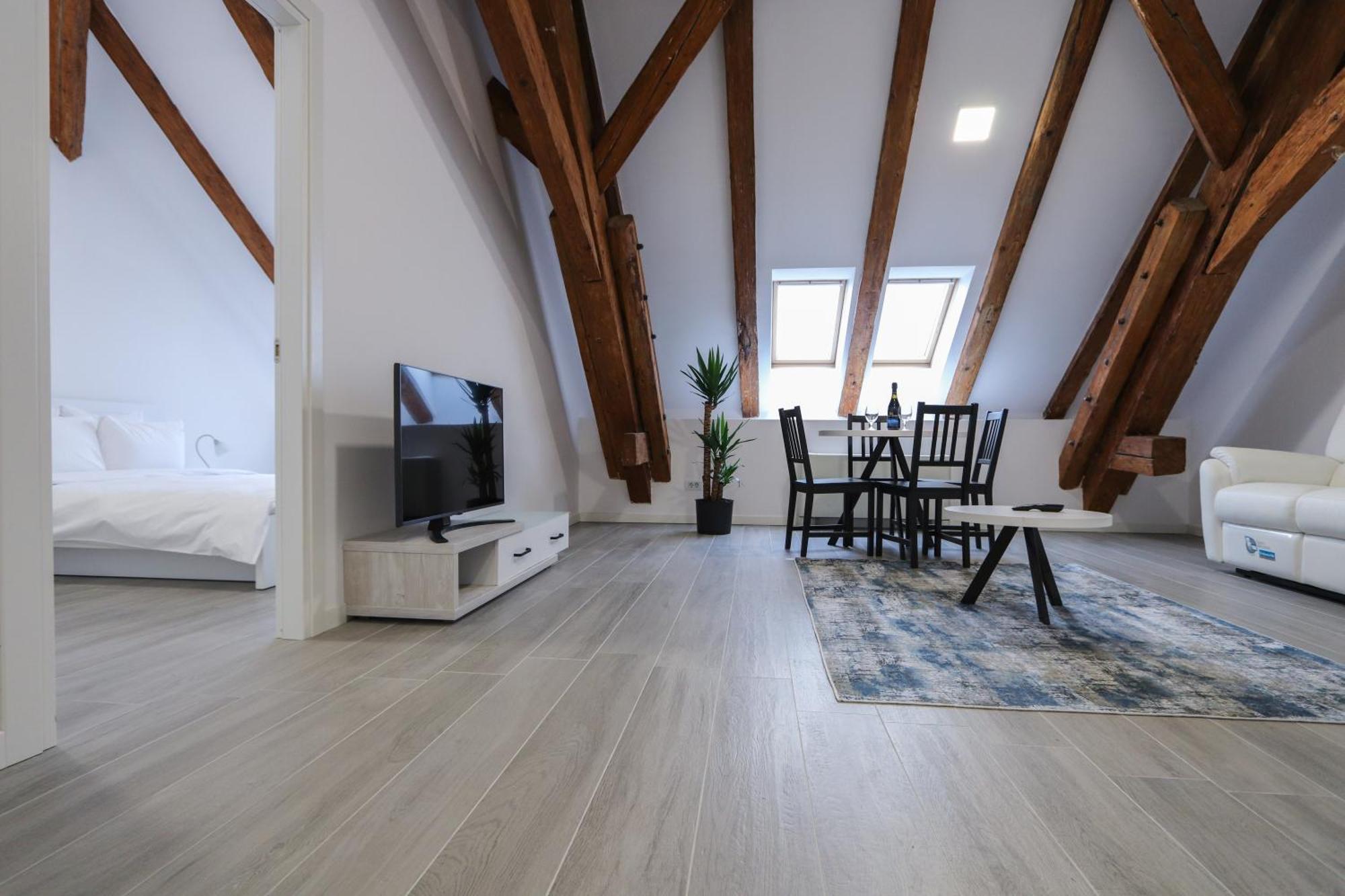 Palatul Lugoj Apartment Bagian luar foto